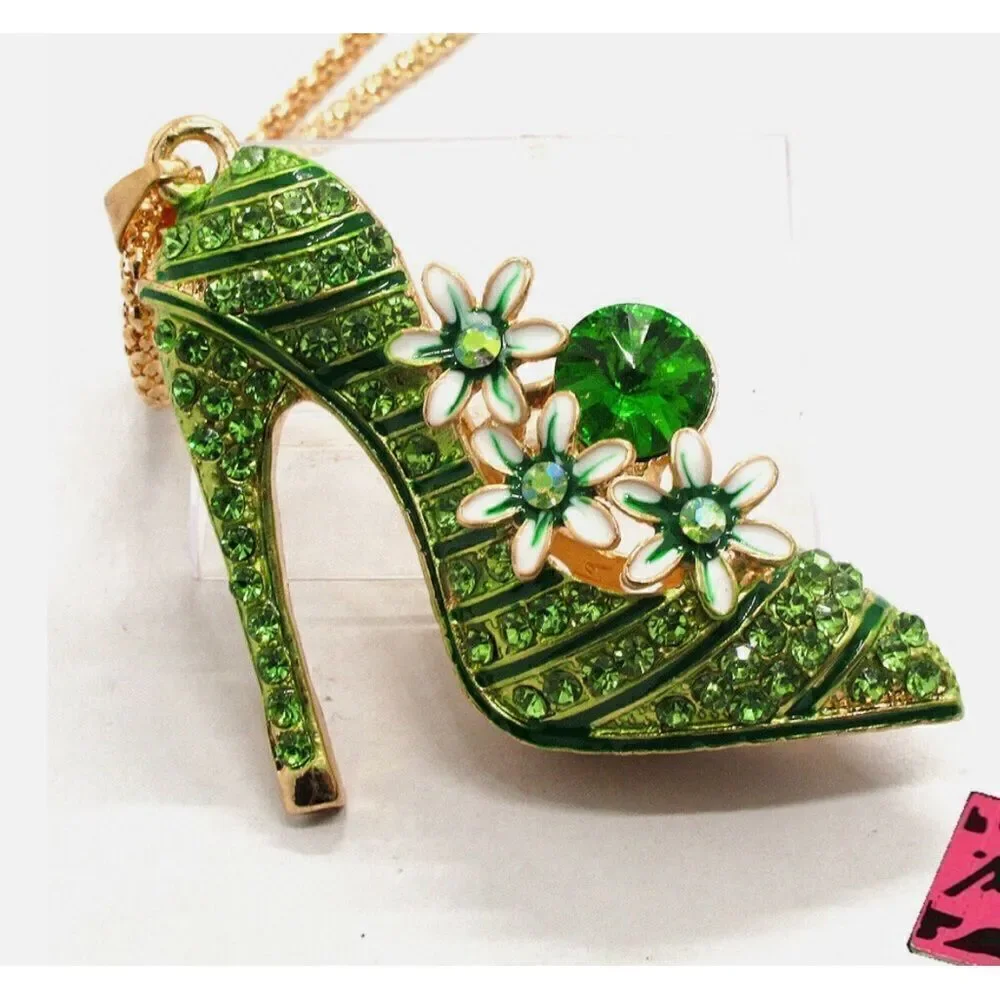 💚 Betsey Johnson stunning lime crystal embellished high heel pendant necklace 💚